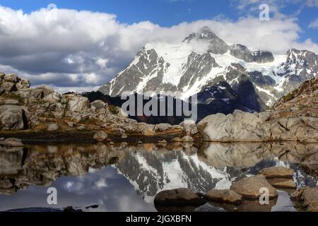 Mont Shuksan avec réflexion dans l'étang sur Artist point, Washington, Etats-Unis (version HDR) Banque D'Images