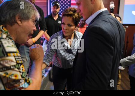 Tucson, Arizona, États-Unis. 12th juillet 2022. Le candidat républicain pour le gouverneur de l'Arizona Kari Lake fait campagne au Maverick à Tucson. Lake est soutenu par l'ancien président Donald Trump et se présente contre Karrin Taylor Robson dans une course amère qui est devenue une confrontation entre le gouverneur Doug Ducey qui soutient Robson et l'America First Trump a soutenu Kari Lake. La primaire républicaine du GOP en Arizona est 2 août. (Image de crédit : © Christopher Brown/ZUMA Press Wire) Banque D'Images