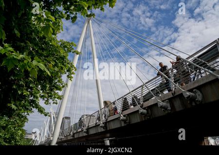 Les visiteurs de la rive sud se promène au bord de la Tamise à Londres, Angleterre, Royaume-Uni Banque D'Images