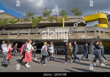 Les visiteurs de la rive sud se promène au bord de la Tamise à Londres, Angleterre, Royaume-Uni Banque D'Images