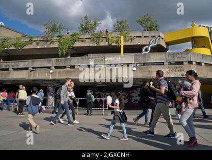 Les visiteurs de la rive sud se promène au bord de la Tamise à Londres, Angleterre, Royaume-Uni Banque D'Images