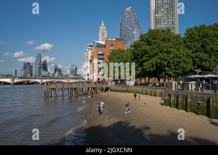 Les visiteurs de la rive sud se promène au bord de la Tamise à Londres, Angleterre, Royaume-Uni Banque D'Images