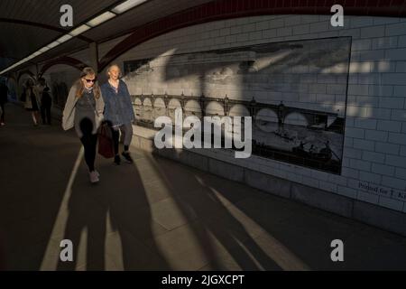 Les visiteurs de la rive sud se promène au bord de la Tamise à Londres, Angleterre, Royaume-Uni Banque D'Images