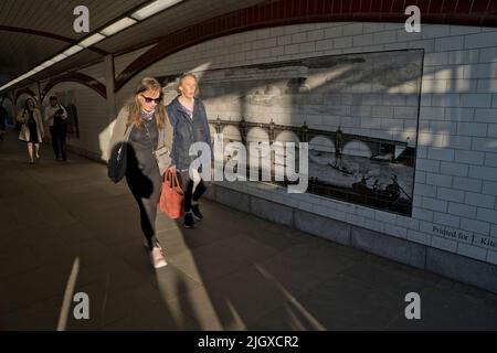 Les visiteurs de la rive sud se promène au bord de la Tamise à Londres, Angleterre, Royaume-Uni Banque D'Images