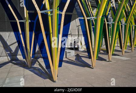 Les visiteurs de la rive sud se promène au bord de la Hayward Gallery et de la Tamise à Londres, Angleterre, Royaume-Uni Banque D'Images