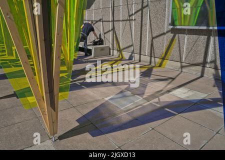 Les visiteurs de la rive sud se promène au bord de la Hayward Gallery et de la Tamise à Londres, Angleterre, Royaume-Uni Banque D'Images