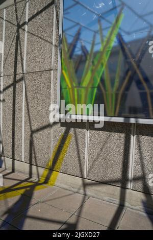 Les visiteurs de la rive sud se promène au bord de la Hayward Gallery et de la Tamise à Londres, Angleterre, Royaume-Uni Banque D'Images