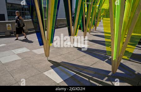 Les visiteurs de la rive sud se promène au bord de la Hayward Gallery et de la Tamise à Londres, Angleterre, Royaume-Uni Banque D'Images
