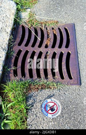 Gully seulement à lichtenstein (FL): Sur le médaillon rond est écrit pour public pas d'eau de terre dans le drain (kein Schmutzwasser) Banque D'Images