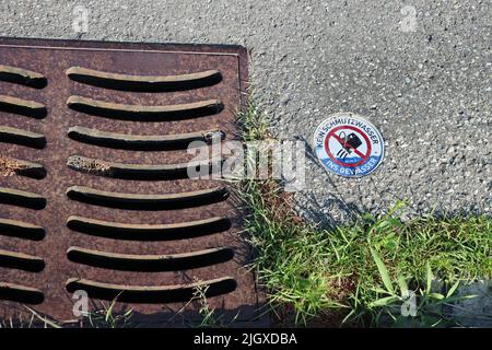 Gully seulement à lichtenstein (FL): Sur le médaillon rond est écrit pour public pas d'eau de terre dans le drain (kein Schmutzwasser) Banque D'Images