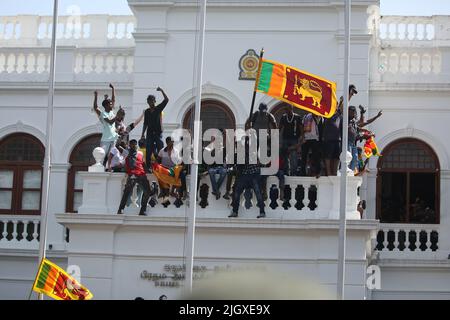 Colombo, Sri Lanka. 13th juillet 2022. Les manifestants s'emprennent dans l'enceinte du bureau du Premier ministre et demandent à Ranil Wickremesinghe de démissionner après que le président Gotabaya Rajapaksa ait fui le pays dans le contexte de la crise économique à Colombo, au Sri Lanka. (Credit image: © Pradeep Dambarage/ZUMA Press Wire) Banque D'Images