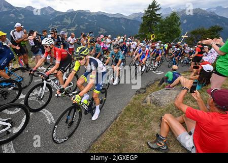 Le pack de cavaliers photographiés en action pendant la phase 11 de la course cycliste Tour de France, une course de 149km d'Albertville au Col du Granon serre Chevalier, en France, le mercredi 13 juillet 2022. Le Tour de France de cette année a lieu du 01 au 24 juillet 2022. BELGA PHOTO DAVID STOCKMAN - SORTIE ROYAUME-UNI Banque D'Images