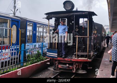 DARJEELING, INDIAN -22 juin, le train à jouets de Darjeeling Himalayan Railway court sur la piste à Darjeeling, Inde. Banque D'Images