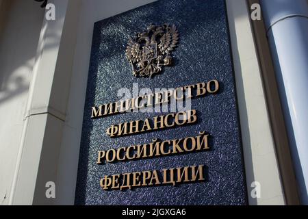 Moscou, Russie. 11th juillet 2022. Une plaque sur le bâtiment du Ministère russe des finances à Moscou. En 2022, le ministère des Finances a refusé de fournir des données sur des domaines spécifiques de dépenses budgétaires, y compris la défense nationale, préférant publier le montant total des dépenses exécutées. (Photo de Vlad Karkov/SOPA Images/Sipa USA) crédit: SIPA USA/Alay Live News Banque D'Images