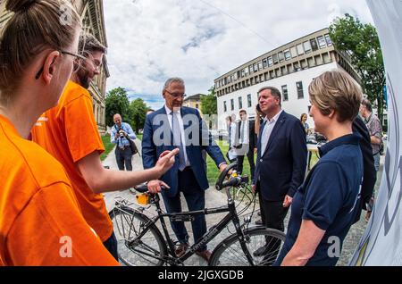 Munich, Bavière, Allemagne. 13th juillet 2022. Le groupe d'intérêt de l'État de Bavière, de l'ADAC (Auto Club) et de l'ADFC (German Bicyclist Club) a présenté une initiative visant à améliorer la sécurité des passagers en Bavière, en mettant l'accent sur l'information des automobilistes sur la distance requise de 1,5m à partir des cyclistes dans les villes intérieures et de 2,0m à l'extérieur. L'ADFC a présenté un vélo spécialement équipé de capteurs qui mesurent la distance aux voitures qui passent. Christian Bernreiter, le ministre des Transports de Bavière, ainsi que le ministre de l'intérieur Joachim Herrmann étaient présents. (Image de crédit: © Sachelle Babbar/ZUMA Press Wire) Banque D'Images