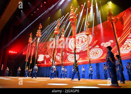 Xiamen, province chinoise du Fujian. 13th juillet 2022. Des artistes se produisent lors du forum des détroits de 14th qui s'est tenu à Xiamen, dans la province du Fujian, en Chine orientale, à 13 juillet 2022. Le Forum des détroits de 14th a débuté mercredi à Xiamen. Credit: Wei Peiquan/Xinhua/Alay Live News Banque D'Images