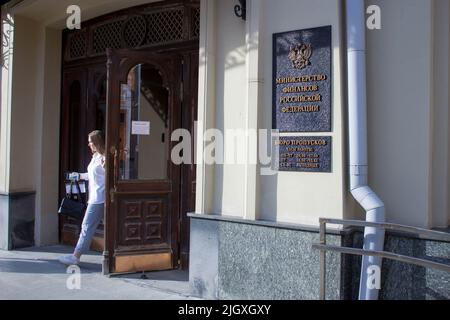 Moscou, Russie. 11th juillet 2022. Une femme sort du ministère russe des Finances à Moscou. En 2022, le ministère des Finances a refusé de fournir des données sur des domaines spécifiques de dépenses budgétaires, y compris la défense nationale, préférant publier le montant total des dépenses exécutées. (Credit image: © Vlad Karkov/SOPA Images via ZUMA Press Wire) Banque D'Images