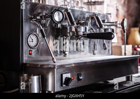 Close up de machine à café espresso traditionnelles. Banque D'Images