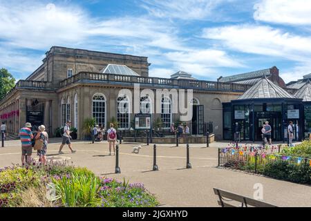 Leamington Spa Art Gallery & Museum (dans les anciennes salles de pompage), The Parade, Royal Leamington Spa, Warwickshire, Angleterre, Royaume-Uni Banque D'Images