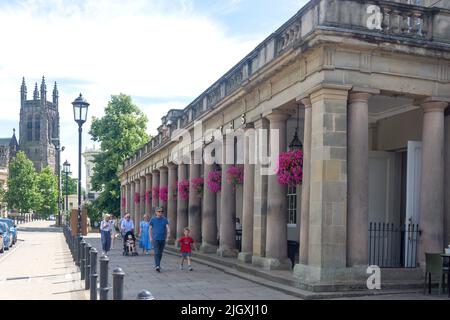 Royal Pump Room Baths and All Saints Church, The Parade, Royal Leamington Spa, Warwickshire, Angleterre, Royaume-Uni Banque D'Images