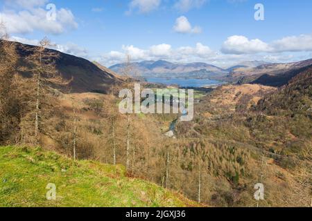 La vue sur Borrowdale vers Derwent Water et Skiddaw depuis Castle Crag dans le parc national de Lake District, Cumbria, Angleterre. Banque D'Images