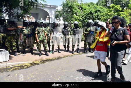 Colombo, Sri Lanka. 13th juillet 2022. Des soldats de l'armée sont en garde lors d'une manifestation antigouvernementale par des manifestants devant le bureau du Premier ministre sri lankais à Colombo, le mercredi à 13 juillet 2022. Des milliers de manifestants antigouvernementaux ont pris d'assaut le bureau du Premier ministre sri lankais Ranil Wickremesinghe, quelques heures après son nomination comme président par intérim. Photo de Kumara de Mel/ Credit: UPI/Alamy Live News Banque D'Images