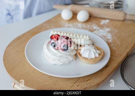 Des gâteaux appétissants sur une assiette dans la cuisine Banque D'Images
