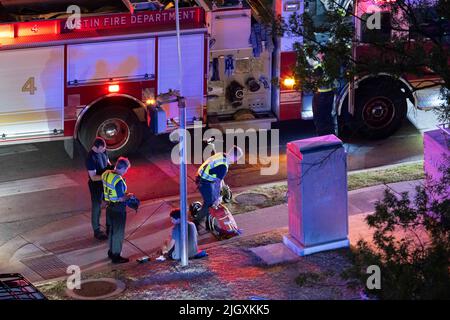 Austin Texas USA, juillet 2022: Les pompiers d'Austin évaluent un homme frappé par une voiture à l'angle de 12th et Guadalupe centre-ville. Il a ensuite été transporté à l'hôpital avec des blessures. ©Bob Daemmrich Banque D'Images