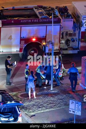 Austin Texas USA, juillet 2022 : des membres du service d'incendie d'Austin et du service de police d'Austin réagissent à un accident au coin de 12th et au centre-ville de Guadalupe où un homme a été transporté à l'hôpital avec des blessures. Les circonstances de l'accident sont inconnues. ©Bob Daemmrich Banque D'Images