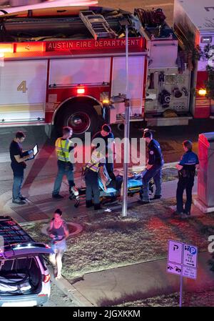 Austin Texas USA, juillet 2022 : des membres du service d'incendie d'Austin et du service de police d'Austin réagissent à un accident au coin de 12th et au centre-ville de Guadalupe où un homme a été transporté à l'hôpital avec des blessures. Les circonstances de l'accident sont inconnues. ©Bob Daemmrich Banque D'Images