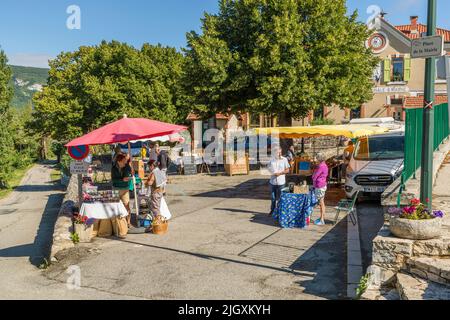 La semaine a lieu le marché des producteurs à Plan-de-Baix (Die, France) Banque D'Images