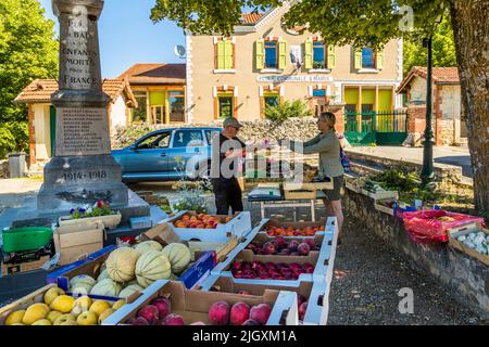 La semaine a lieu le marché des producteurs à Plan-de-Baix (Die, France). L'écrivain Angela Berg fait du shopping dans l'un des petits marchés hebdomadaires typiques d'un village de la vallée de la Drôme Banque D'Images