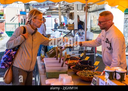 La semaine a lieu le marché des producteurs à Plan-de-Baix (Die, France) Banque D'Images