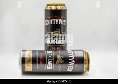 Kiev, Ukraine - 24 avril 2021 : boîtes de bière Scotty West Dark Lager à proximité du bacage blanc. Il est produit par la société lettone CESU Alus. Banque D'Images