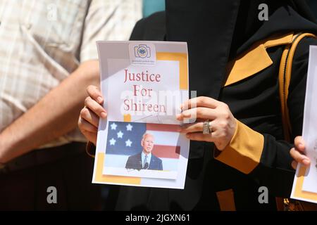 Gaza, Palestine. 13th juillet 2022. Les journalistes palestiniens tiennent des affiches avec des mots lisant "Justice pour Shireen" lors d'une manifestation à Gaza. Des journalistes palestiniens ont organisé une manifestation pour réclamer justice ou le journaliste palestinien Shireen Abu Akleh qui a été tué à Jénine City le mois dernier. Ils manifestent aujourd'hui avant la visite du président américain Joe Biden en Israël et dans les territoires palestiniens. Banque D'Images