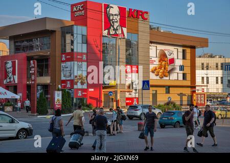 Kiev, Ukraine - 13 juillet 2021: KFC restaurant de restauration rapide à la place de la gare. Kentucky Fried Chicken est un restaurant de restauration rapide américain qui Banque D'Images