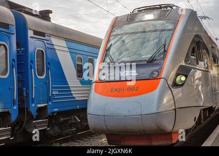 Kiev, Ukraine - 13 juillet 2021: EKP-1 Tarpan train électrique sur la gare de passagers. C'est un train électrique à grande vitesse, créé à la voiture Kryukov Banque D'Images