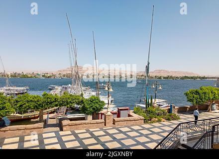 Traversée du Nil dans le dessert et formant la ville d'Abhu Dabi, Égypte Banque D'Images