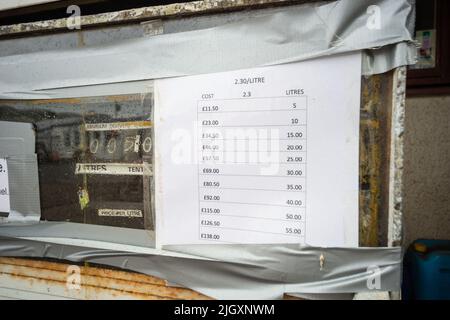 Anciennes pompes à carburant à Kilchoan, en Écosse, au Royaume-Uni. Les prix sont indiqués sur les pompes et sont plus élevés en raison de leur emplacement éloigné Banque D'Images