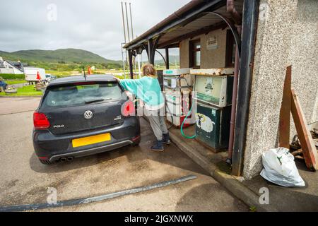 Anciennes pompes à carburant à Kilchoan, en Écosse, au Royaume-Uni. Les pompes sont si anciennes qu'elles doivent être réinitialisées manuellement pour être exécutées par un opérateur Banque D'Images