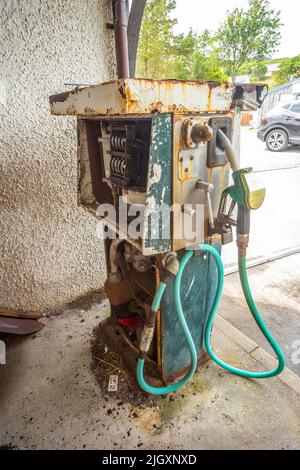 Anciennes pompes à carburant à Kilchoan, en Écosse, au Royaume-Uni. Les pompes sont si anciennes qu'elles doivent être réinitialisées manuellement pour être exécutées par un opérateur. Détail du fonctionnement interne Banque D'Images