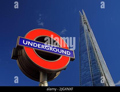 Métro de Londres TFL Roundel et le gratte-ciel de Shard, 32 London Bridge Road, Londres, Angleterre, Royaume-Uni, SE1 9SG Banque D'Images