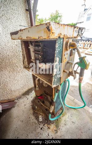 Anciennes pompes à carburant à Kilchoan, en Écosse, au Royaume-Uni. Les pompes sont si anciennes qu'elles doivent être réinitialisées manuellement pour être exécutées par un opérateur. Détail du fonctionnement interne Banque D'Images