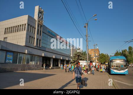 Marioupol, Ukraine - 15 juillet 2021 : les gens devant la façade moderne de la gare ferroviaire des voyageurs. Lors de l'invasion russe de l'Ukraine en 2022, la ville W Banque D'Images