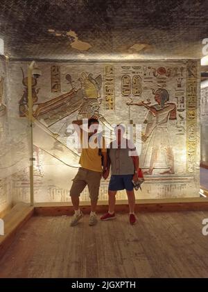 Un couple caucasien de touristes posant à l'intérieur d'un ancien temple égyptien a fait un musée Banque D'Images