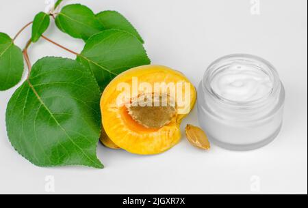 Crème hydratante pour la peau et abricots frais. Concept de soins de la peau. Hydratant à l'abricot Banque D'Images