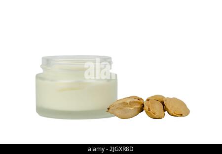 Crème hydratante pour la peau et amandes d'abricot isolées sur fond blanc. Concept de soins de la peau. Hydratant à l'abricot Banque D'Images