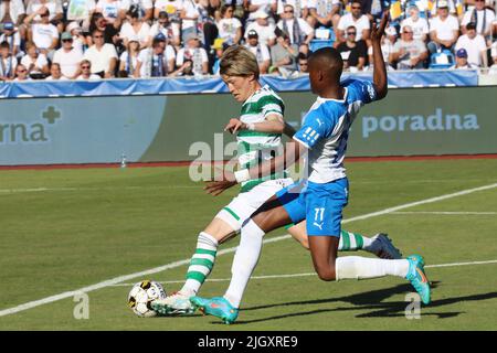 Ostrava, République tchèque. 13th juillet 2022. L-R Kyogo Furuhashi (Glasgow) et Gigli Ndefe (Ostrava) en action lors d'un match amical FC Banik Ostrava vs Celtic Glasgow, on 13 juillet 2022, à Ostrava, République tchèque. Crédit : Petr Sznapka/CTK photo/Alay Live News Banque D'Images