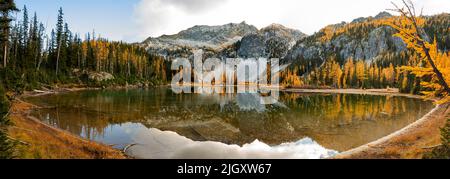 WA21754-00...WASHINGTON - Upper Larch Lake et montagne du 5 juillet à l'automne; partie de la région sauvage de Glacier Peak. Banque D'Images