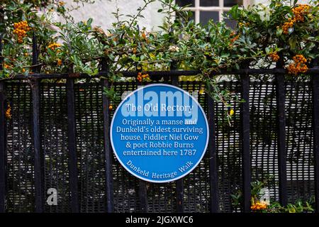 Dunkeld, Écosse - 11 octobre 2021 : plaque bleue soulignant l'histoire de l'ancien presbytère dans la belle ville de Dunkeld, Écosse. Banque D'Images